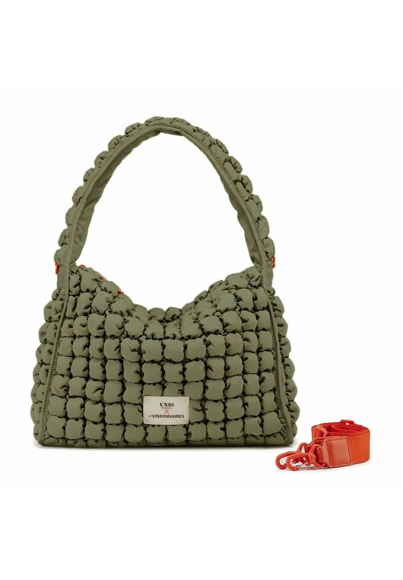 Groene gewatteerde tas met een textuur, puffy ontwerp en een verstelbare oranje schouderband. Voorzien van een zilveren logo plaat en een afgeronde handvat.