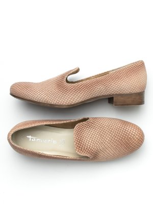 Chaussures à enfiler marron clair avec un motif texturé imitant la peau de reptile. Elles présentent un petit talon et un design découpé sur les côtés.