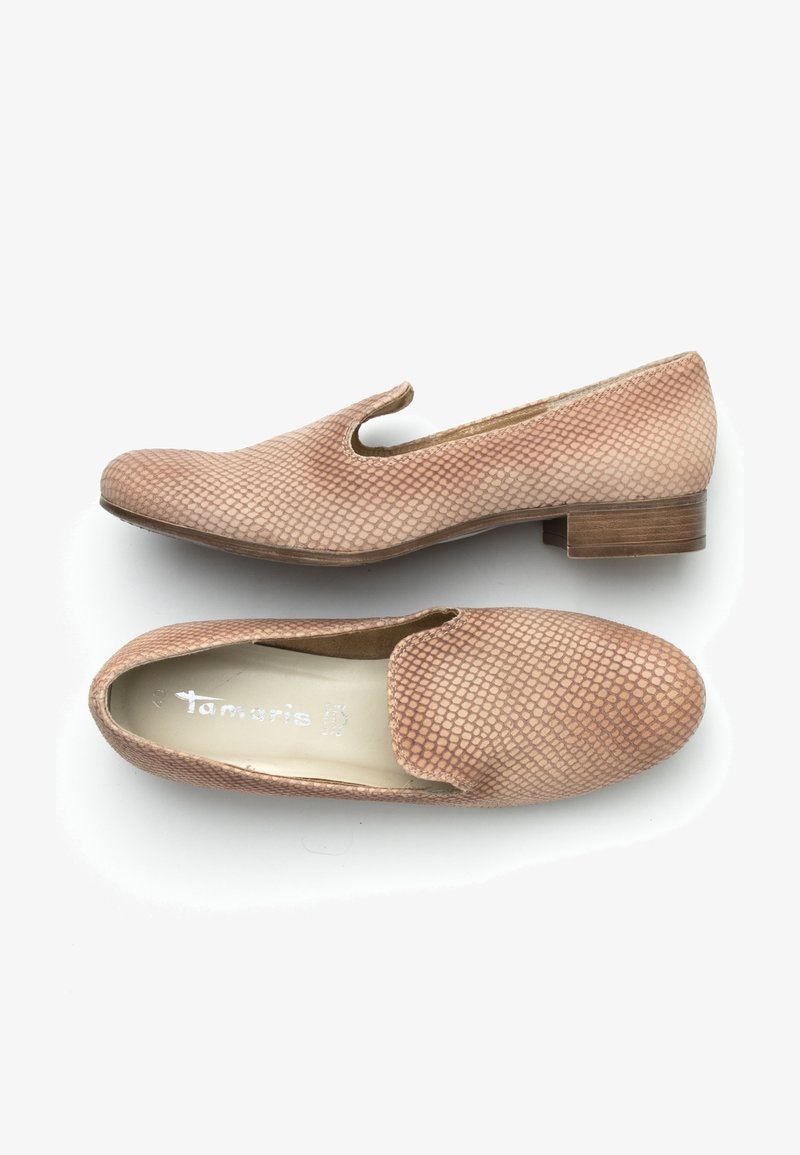 Chaussures à enfiler marron clair avec un motif texturé imitant la peau de reptile. Elles présentent un petit talon et un design découpé sur les côtés.