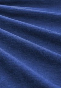 Tissu bleu marine avec une texture lisse et légèrement brillante, affichant de douces plis et un éclat subtil, idéal pour diverses applications textiles.