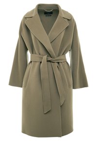 Manteau ceinturé vert olive, confectionné dans un matériau doux semblable à la laine, avec un large col, des manches amples et deux poches latérales.