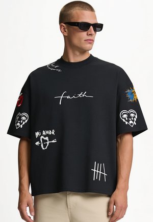 Mira Paris, TATTOO BRUTAL OVERSIZED BOXY TEE 26 UNISEX - T-shirt con stampa - black