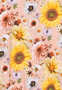 Patrón de grandes girasoles amarillos, margaritas melocotón y blancas, y flores suaves rosadas sobre un fondo color melocotón.