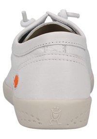 Scarpa in pelle bianca con superficie texturizzata, tacco arrotondato e dettaglio arancione. Presenta una suola beige flessibile con un design del logo discreto.