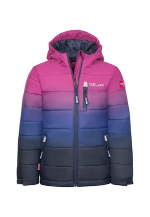 Gepolsterte Kinderjacke mit Kapuze, Farbverlauf von Pink über Blau zu Schwarz, Frontreißverschluss, norwegische Flagge am Ärmel und Trollkids-Logo auf der Brust.