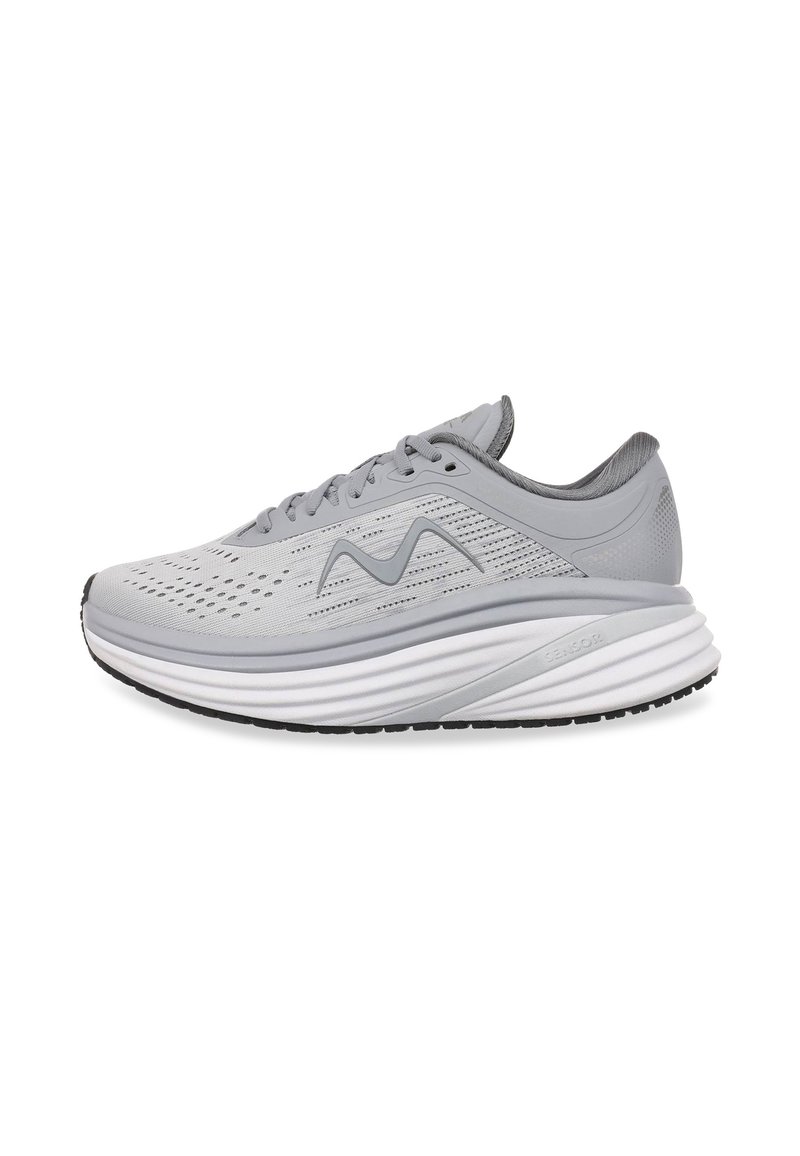Zapatillas de running ligeras en gris con una parte superior de malla transpirable, acentos texturizados y una suela blanca gruesa. Cuentan con cordones y un patrón mínimo.