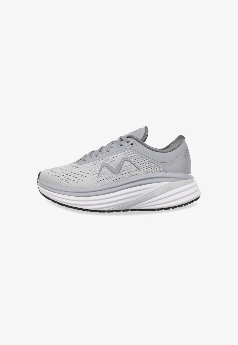 Scarpe da corsa leggere di colore grigio con una tomaia in rete traspirante, dettagli testurizzati e una suola bianca spessa. Presentano lacci e una trama minimale.