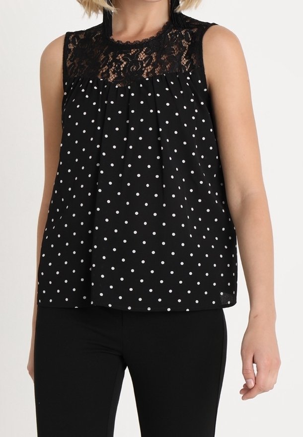 Top senza maniche nero con accento in pizzo e pois bianchi, caratterizzato da un design plissettato e una scollatura rotonda.
