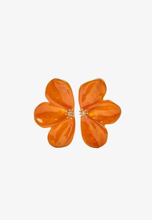 Pomarańczowe kolczyki w kształcie kwiatów, każdy z trzema błyszczącymi płatkami i małymi złotymi koralikami w centrum.