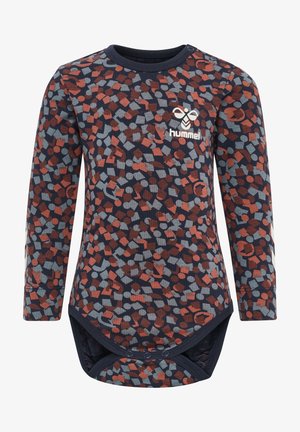 Langærmet bodystocking i marineblå med et farverigt geometrisk mønster af røde og grå former. Trykknaplukning i bunden for nem skift.