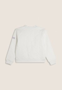 Sudadera blanca acolchada con escote redondo, puños acanalados y cinturilla. Textura notable con un patrón de costuras onduladas en la parte trasera.