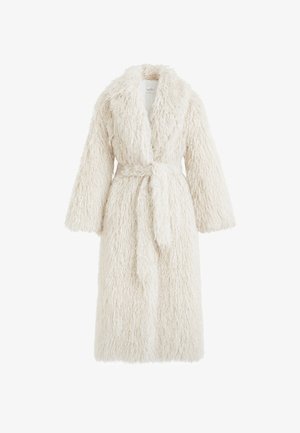 Robe blanche longue et duveteuse en matériau doux et texturé, avec une ceinture nouée à la taille et de larges manches, présentant un col châle confortable.