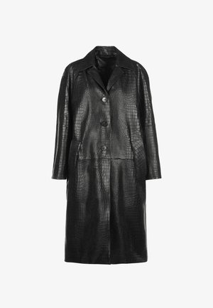 Cappotto in pelle nera con texture a coccodrillo, dotato di colletto, tre bottoni e design lunghezza ginocchio. Finitura liscia e vestibilità ampia.