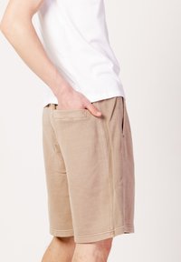 Calvin Klein Jeans MONOLOGO MINERAL DYE J30J322907ACI - Shorts - dark beige