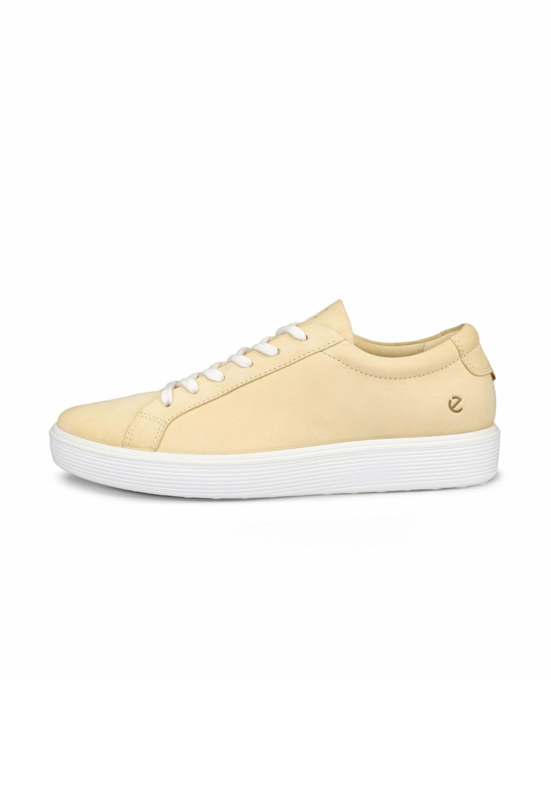 Baskets en cuir jaune clair avec des lacets blancs, bout arrondi et semelle blanche texturée. Présente une marque discrète au niveau du talon.