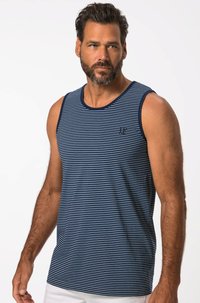 Canotta a righe blu navy e bianco realizzata in tessuto morbido, con scollatura a girocollo e un piccolo logo sul petto, senza maniche.