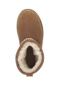 Stivale in suede marrone con un morbido rivestimento in pelliccia bianca. Forma arrotondata con bordo cucito e tacco piatto, dotato di un'etichetta ad anello per una facile calzata.