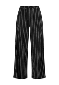 Kalhoty s širokými nohavicemi v černé látce s bílými vertikálními pruhy, s elastickým pasem a tkaničkou pro možnost nastavení velikosti.