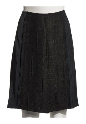 Jupe noire longueur genou avec panneau avant texturé et panneaux latéraux lisses présentée sur un mannequin blanc.