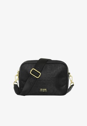 Czarna syntetyczna torebka na ramię z fakturowanym wzorem logo, złotymi akcentami i regulowanym paskiem. Zamek błyskawiczny u góry.