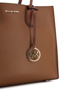 Borsa tote in pelle marrone con superficie testurizzata, accessori in metallo dorato, ciondolo con logo e manici robusti per un facile trasporto.