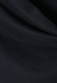 Schwarzer, leichter Stoff mit einer glatten Textur, der subtile Dehnbarkeit und einen schönen Fall aufweist. Keine sichtbaren Muster oder Hardwaredetails.