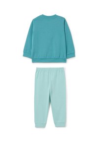 Sudadera de manga larga color verde azulado con puños acanalados combinada con pantalones jogger azul claro de cintura elástica y tobillos acanalados, disponiéndose planos sobre fondo blanco.