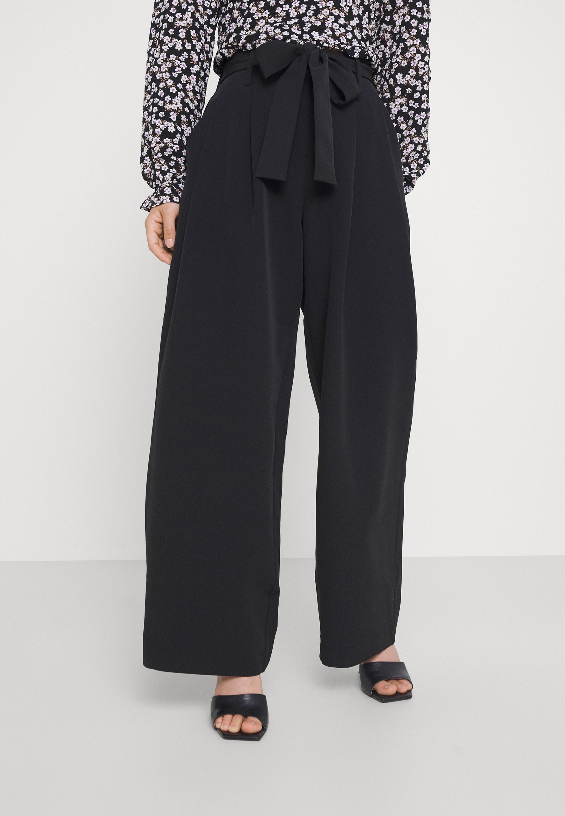 Pieces Petite PCFARRAH WIDE PANTS - Pantaloni - black/nero - Zalando.it