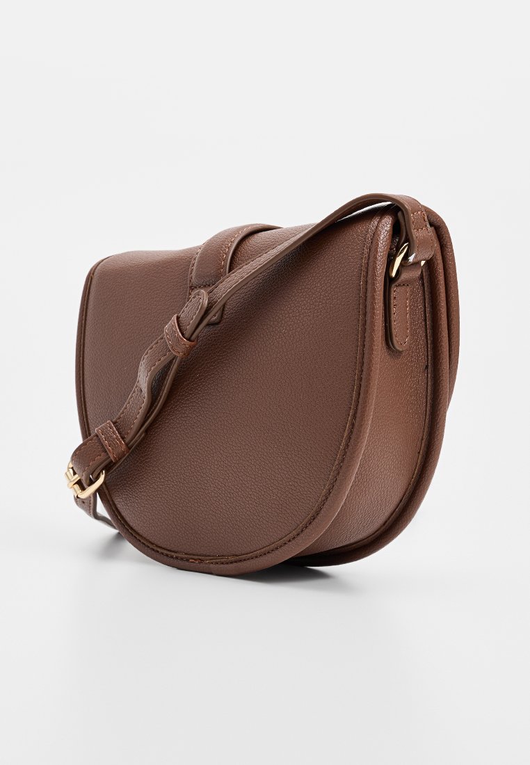 Bolso de silla de cuero marrón con forma curvada, correa ajustable y detalles de hardware dorado. El acabado texturizado agrega profundidad.