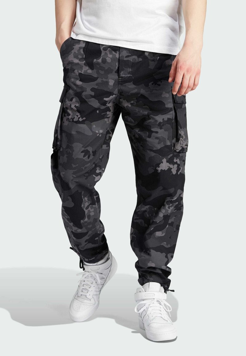 adidas Originals GRAPHICS CAMO Cargo trousers carbon/grey Zalando