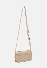 Borsa a tracolla in ecopelle effetto coccodrillo beige con una lunga tracolla regolabile e una chiusura a pattina piatta. Texture liscia con un motivo sottile.