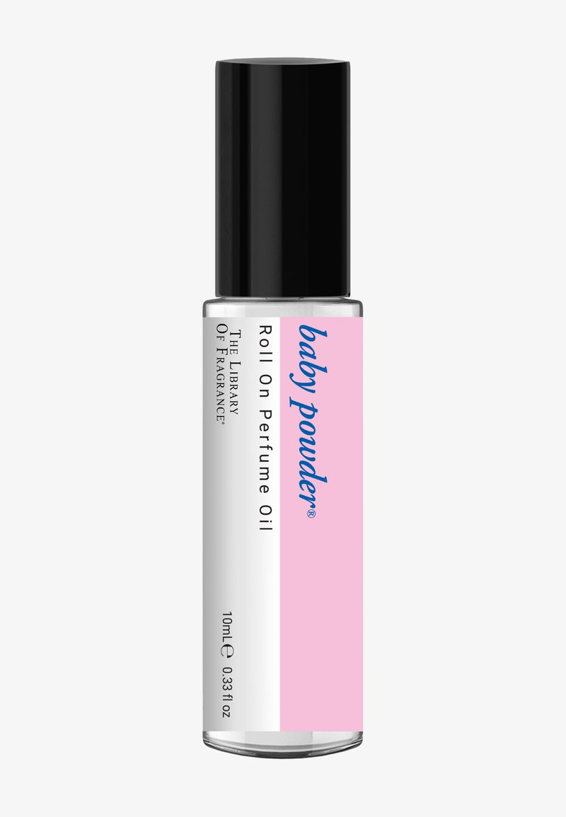 Roll-on parfymolja i en klar glasflaska med ett svart lock. Huvudetiketten är rosa med blå text som står "baby powder". Kapacitet: 10 ml.