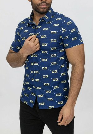 Chemise à manches courtes à boutons de couleur bleu marine avec un motif géométrique jaune. Tissu en coton, design de col et coupe standard.