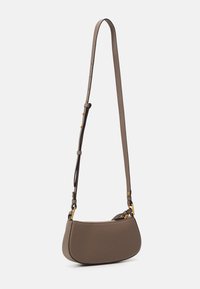 Braune Leder-Crossbody-Tasche mit einer geschwungenen Form, verstellbarem Riemen, goldenen Hardware-Akzenten und einer strukturierten Oberfläche.