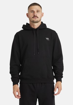 Zwart hoodie met een kangoeroezak, ribgebreide boorden en onderrand. Voorzien van een wit RVCA-logo op de borst. Zachte katoenen stof.