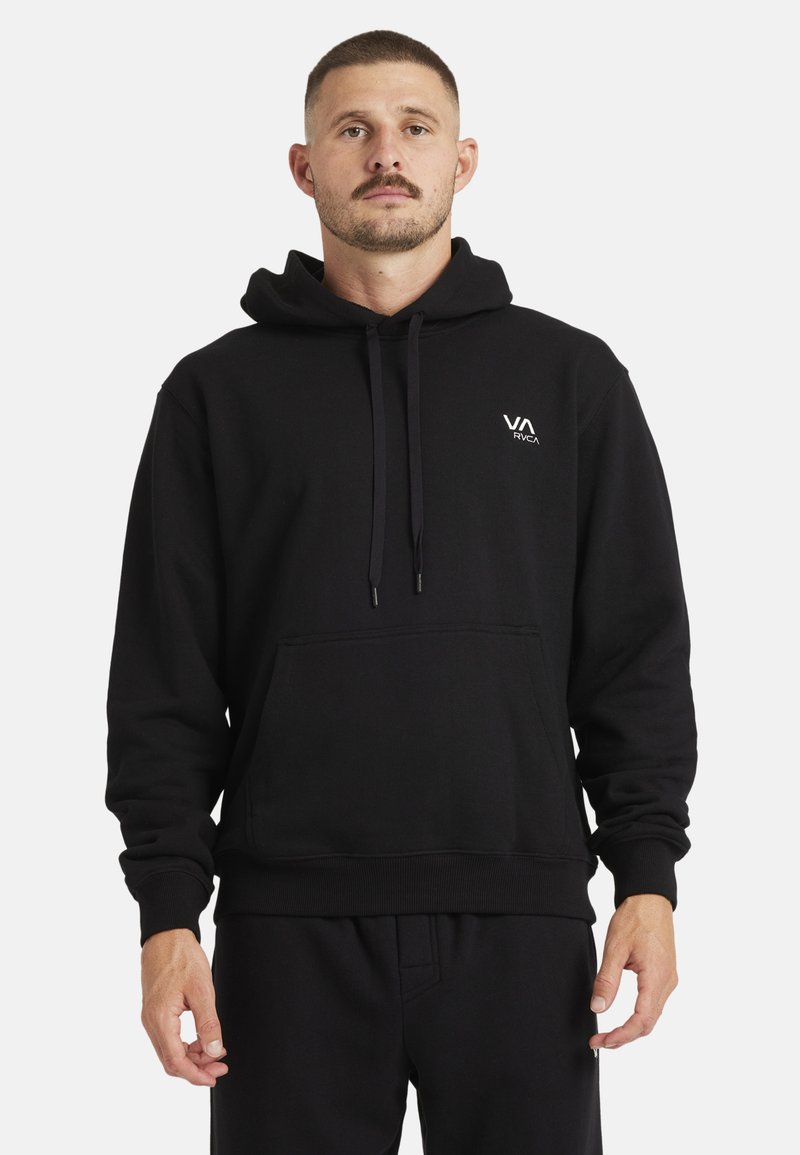 Sort hættetrøje med kengurulomme, ribbede manchetter og kant. Har et hvidt RVCA-logo på brystet. Blødt bomuldsstof.
