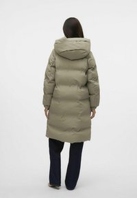 Manteau vert olive rembourré avec une grande capuche, des manches longues et des poignets resserrés, descendant jusqu'au mollet, avec une texture lisse et mate.