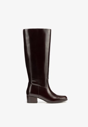 Stivali al ginocchio in pelle bordeaux con finitura liscia, punta arrotondata e tacco basso impilato. Presentano cuciture senza soluzione di continuità lungo la gamba.