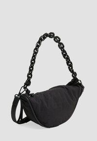 Czarna materiałowa torba na ramię o zaokrąglonym kształcie, z masywnym plastikowym paskiem w kształcie łańcucha i zapięciem na zamek. Teksturowana powierzchnia z minimalnymi detalami.