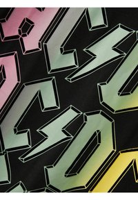 Tela negra con letras estilizadas en relieve en tonos degradados de rosa, verde y amarillo, con acentos de rayos a lo largo.