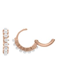 Orecchini a cerchio in oro rosa con perle bianche e accenti testurizzati, che mostrano un mix di finiture lucide e opache in un design curvo.