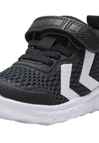 Schwarzer Sportschuh mit atmungsaktivem Mesh-Obermaterial, Klettverschluss und weißen Akzenten. Die strukturierte Sohle sorgt für Grip und Stabilität.