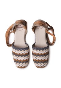 Zapatos de tela tejidos con un patrón a rayas en beige, marrón y gris. Correas en los tobillos de un suave tejido color tostado. Suela plana.