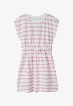 Robe rayée à manches courtes, en tissu blanc avec des rayures horizontales roses, taille cintrée avec un détail en nœud, texture en coton douce.