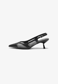 Fekete slingback magassarkú cipő hegyes orral, hálós részletekkel, alacsony sarokkal és állítható bokapánttal a biztos illeszkedés érdekében.