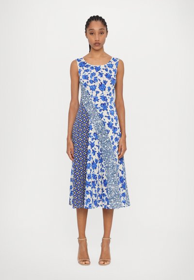 Vestido midi azul con flores que presenta patrones mezclados, diseño sin mangas y falda acampanada. Hecho de una tela ligera con una textura suave.