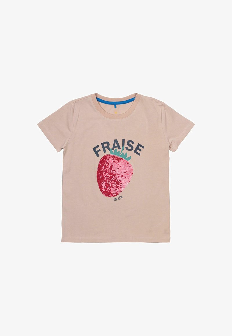 Gai rozā kokvilnas t-krekls ar lielu aplikācijas zemeņu grafiku, virs kuras ir vārds "FRAISE" tumšos burtiem. Īsas piedurknes un apaļa kakla izgriezums.