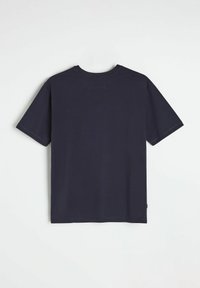 Granatowa koszulka z krótkim rękawem wykonana z bawełny, z okrągłym dekoltem i prostym wzorem bez widocznych wzorów ani akcentów.