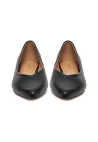 Czarne skórzane baleriny z wąskim noskiem, z otwartym bokiem i beżową wkładką. Gładka faktura z minimalnymi detalami przeszycia.