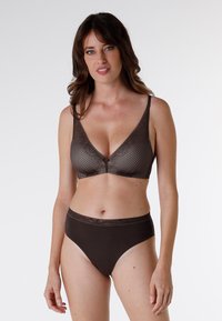 Bra a strisce marroni con scollatura a V, rifinito in pizzo e spalline regolabili, abbinato a slip alti solidi marroni con una cintura decorativa.